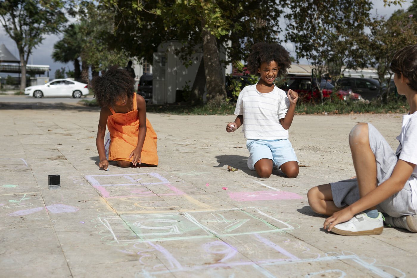 Enfants dessinant à la craie pendant un atelier créatif